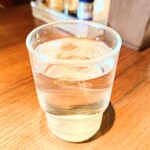 やぐら亭 - 着席後すぐに提供してくれる、冷たいお水。