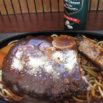 ジャンボハンバーグをカットしてみた!!粉チーズと比べてね!