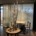 B - 席はお花を挟んで2卓