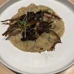 B - 長粒種の米かと見紛うパスタ　キノコの香りがたまらない