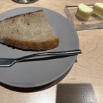 B - パンも絶妙なロースト具合