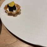 B - キャビアが嫌味でないアミューズ