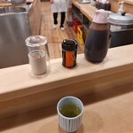 とんかつ とんき - ソース、七味、爪楊枝、お茶