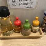 麺小屋 てち - 赤は一味　黄緑は花椒　黄色はゆず粉