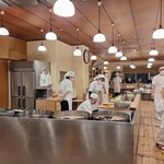 とんかつ とんき - 厨房。寸胴状のフライヤー3台。