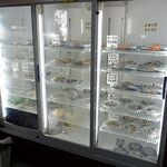 森田食堂 - 入口横の冷蔵陳列ケース