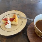 古舎カフェ 灯環 - 苺のベイクドチーズケーキ