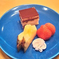 中納言 千日前味楽館 - デザート（パイン、苺、ティラミス、生クリーム）