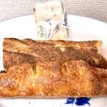 ニッタベーカリー - 奥から、ロックフォール・チーズ、端っこをかじってしまったバケット・ハーフサイズ、手前は美味しいソーセージパン