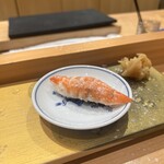 祇園鮨 琢 - 雪塩をパラパラと目の前でかけていただき、天使のエビ 