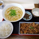 とまと庵 - 五島うどん、ご飯、かしわダブル、漬物、温泉玉子がセットになっています