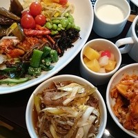焼肉トラジ 京橋店 - 韓国惣菜(チェプチェと鶏とキャベツの甘辛炒め)+わかめスープ、デザート