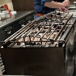 炭火焼鳥 きち蔵 - 独特形状の焼き台