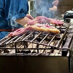 炭火焼鳥 きち蔵 - 黒帝 ももたたき焼き焼き風景