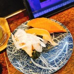 きらら寿司 箱堤店  - サーモーン3種真ん中の大トロサーモンはとろけます