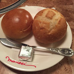 Nikuno Mansei - セットのパン。バターがついてて、パンはおかわり自由です。