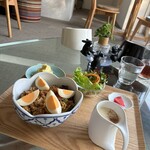 107cafe+dogs - お代わりのカレー♪