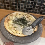 ヤマヤ鮮魚店 弥平 - しらすピザウマイ