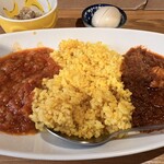 サファリカレーショップ - 左トマトマ、右ドロワットの2種のカレーのセット