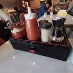 Hi Viet Nam - 卓上の調味料