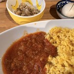 サファリカレーショップ - ビーンズサラダ、ゆで卵付き