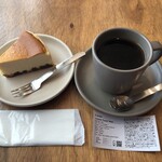 コーヒーライツ - ・本日のコーヒー（エルサルバドル）：０円（コーヒー豆１００ｇ×２を購入したためサービス） ・ベイクドチーズケーキ：７５０円