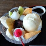 豊門ラウンジ - 季節のフルーツ、この日は柿、バナナ、キウイ。チェリーに白玉、あんこにアイス、生クリーム。盛りだくさんで嬉しい。白玉もっちり、フルーツも甘くて美味しかったです。