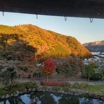豊門ラウンジ - ２階から。紅葉で色づく綺麗な山々を眺められる贅沢。