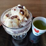 豊門ラウンジ - コーヒーではなくおしるこをかけます。アイスにおしるこで甘そうに感じるけど、意外にあっさり。あったか冷たいで美味しいです。