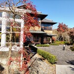 豊門ラウンジ - こちらはカフェのある西洋館前のお庭と違い、純和風の趣あるお庭です。