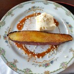 豊門ラウンジ - お芋はねっとり、適度な甘さ。ブリュレだから、上はパリッと飴のようです。アイスと一緒にあったかひんやりで美味しい。キャラメルソースとナッツも合ってます。