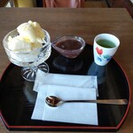 豊門ラウンジ - おしるこアフォガード【煎茶付】￥800(税込)、私の訪問時のお値段。