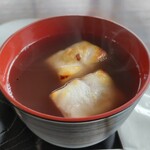 豊門ラウンジ - つぶあん。お餅は小ぶりながらちゃんと焼かれていて、香ばしさがあり美味しい。サラッとしていて小豆たっぷり。甘すぎず良い感じです。添えられた塩昆布と煎茶が嬉しい。