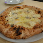 ナプレ - ピッツァ 4種類のチーズ 2,700円
            