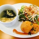 エルシカ - 大根にんじんレタスのサラダ　ライスコロッケ　スープ