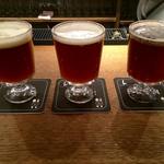 飲み比べセット。左から、トワイライトナイト（Ｙマーケットブルーイング）、タチバナアンバー（伊勢角屋麦酒）、ラオホ（富士桜高原麦酒）