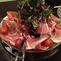 ビストロケンヂ - パルマ産生ハムのサラダ