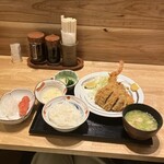 つのはず食堂 - メンチカツとアジフライとエビフライのミックスフライ定食にタルタルソースを付けてトッピングで明太子を追加しました。