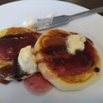 ノーザンテラスダイナー - パンケーキ(ホイップバター、メープルシロップ、チョコ＆イチゴソース)