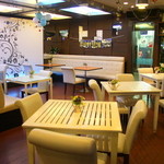 Cool Corner - 白を基調とした店内