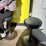 ラーメンイエロー - 店外の待ち用の椅子