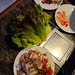 韓国料理ジョウンデー - 新鮮なサンチュはお代わり自由。お肉は山盛りでいくらでも食べられます！