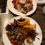 韓国料理ジョウンデー - 上がケジャン！これは美味しい、珍味です。下はお惣菜。玉葱の酢の物がよい箸休めに