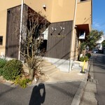 ピュイサンス - 外観てす。外壁の色が目印になりますね。