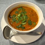 エスニック酒食堂 NUN - トムヤンクン　1200円税込　本格的な辛さで、パクチーとレモングラスがアクセントになっています(๑˃̵ᴗ˂̵)こんな美味しいトムヤンクンがつくばで頂けることに感謝です