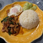 エスニック酒食堂 NUN - ガパオライス　鶏　1200円税込　美味しさのあまり、小1の息子が一人で完食！