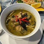 エスニック酒食堂 NUN - グリーンカレー　1200円　ライスが付きます。本格的な辛さとココナッツの優しさが癖になります！冬でも汗腺が開きますw