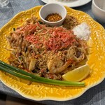 エスニック酒食堂 NUN - パッタイ　1200円税込　米粉麺の焼きそば。レモンを絞るとこれまた美味しい