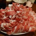 北海道しゃぶしゃぶ ポッケ 恵比寿店 - 右手がエゾシカ肉、左手が豚肉、こちらは色が変わるまでしっかりとして下さいとのこと