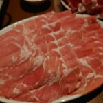 北海道しゃぶしゃぶ ポッケ 恵比寿店 - 最初のラム肉　6人分　少し赤いところがあっても大丈夫とのこと